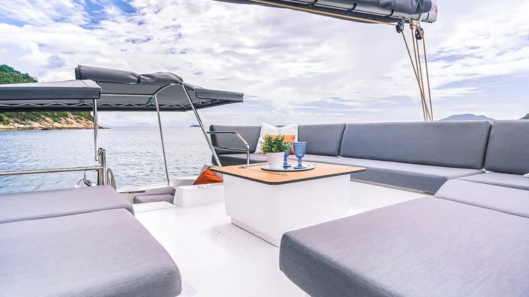 Foredeck lounge with sunbeds